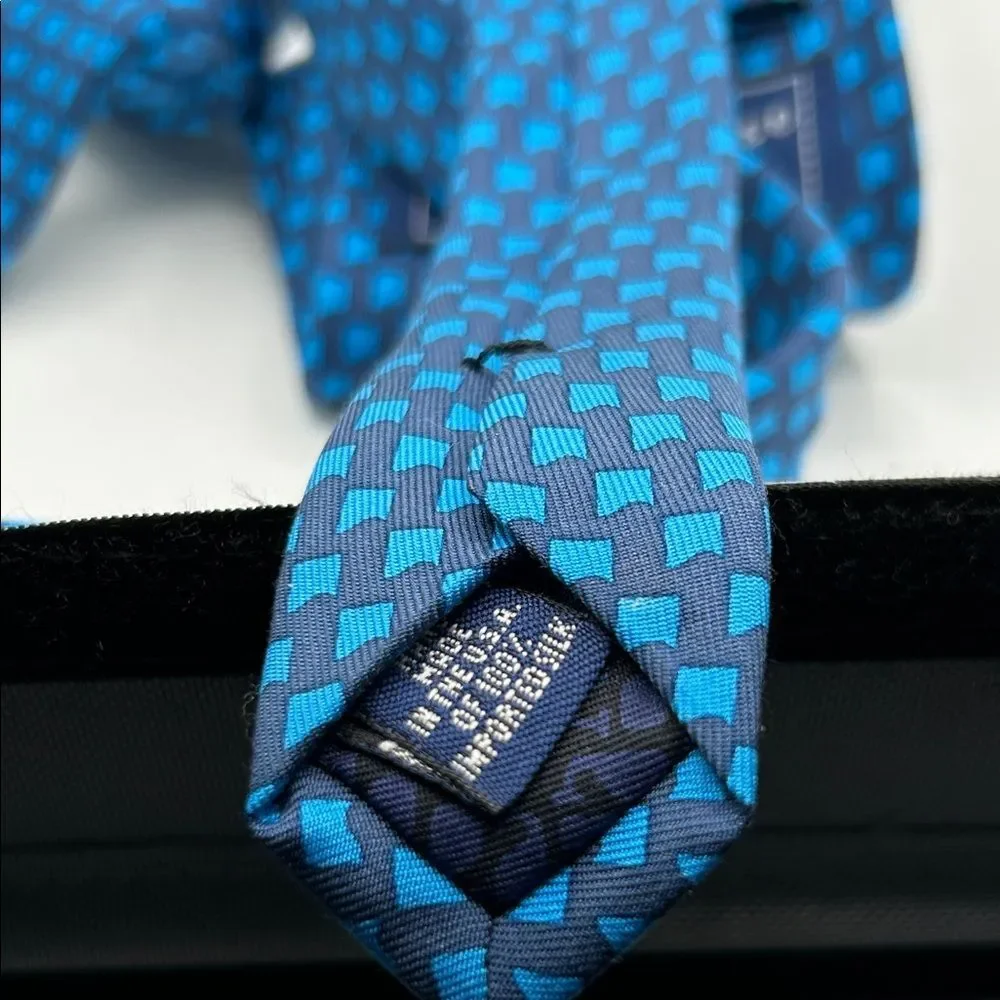 Vineyard Vines 100% Silk Blue Geometric Patterned Tie